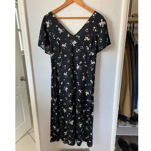 Vintage-Inspired Fit & Flare Floral Midi Dress 🌻